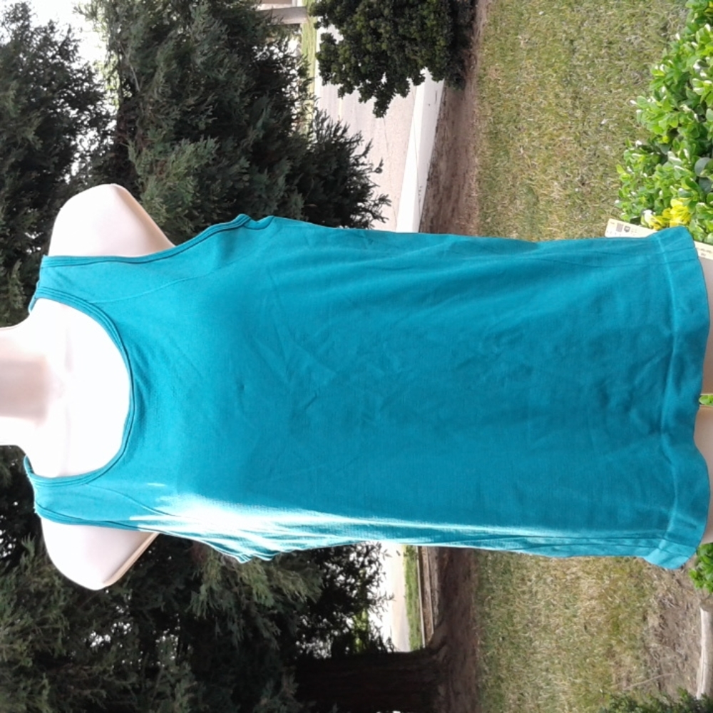 Women's exercise tank top torso is about 24 in good condition size extra large